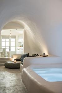 梅加洛克里Yposkafon Concept Villa的中间设有带热水浴池的客厅