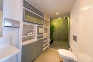 伊斯坦布尔Maison Détroit : Iconic 3Br Triplex w/ GREAT Views的一间带卫生间和淋浴的浴室
