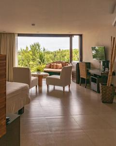 ChirilaguaLas Flores Resort的一间卧室设有带大窗户的客厅