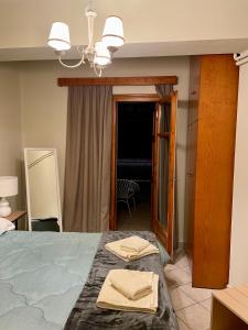 阿拉霍瓦Διαμέρισμα center的一间卧室配有一张床,上面有两条毛巾