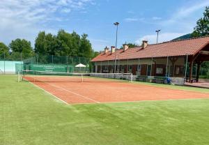 梅希莱尼采Jodłowa Chata的大楼前的网球场