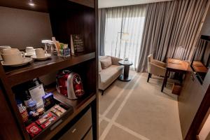 圣保罗卡多罗圣保罗酒店的酒店客房带起居室以及套房