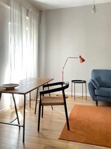 蓬泰代拉Appartamento con terrazza e parcheggio privato的客厅配有桌子和蓝椅