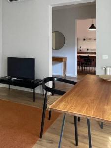 蓬泰代拉Appartamento con terrazza e parcheggio privato的客厅配有桌子和电视