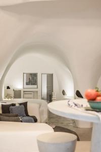 梅加洛克里Yposkafon Concept Villa的客厅配有沙发和桌子