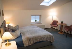 奥斯赛拜-塞林伊丽莎白别墅酒店的一间卧室配有一张床、两把椅子和一个窗户