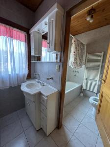 埃尔卡拉法特Casa 48的一间带水槽、浴缸和卫生间的浴室