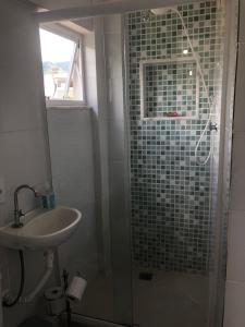 里约热内卢Casa para 4 pessoas RJ - Wiffi 500 mb的浴室配有水槽和带玻璃的淋浴