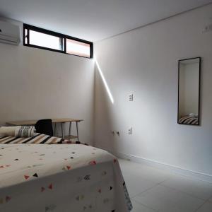 福塔莱萨Casa Sagrada 282的白色的客房配有床和镜子