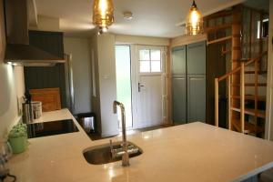 Blainroe Cottage的厨房配有水槽和台面