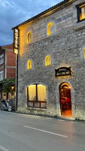 佩奇Hotel - Kulla e Zenel Beut的一座石头建筑,上面标有餐厅标志