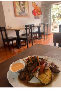 库斯科Cusco House Inn Hostel的桌上一盘带肉和蔬菜的食物