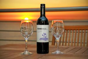 布鲁堡史特兰Horizon Bay 1201 by HostAgents的桌子上放有一瓶葡萄酒和两杯酒