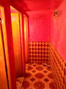 Megdazدارالضيافة git atlas的一间设有粉红色墙壁和楼梯的房间