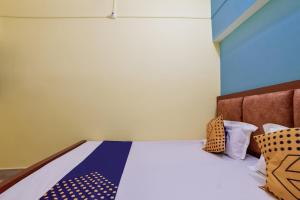 BankipurSPOT ON Luv-kush Inn的一间卧室配有一张带蓝色和白色床单的床。