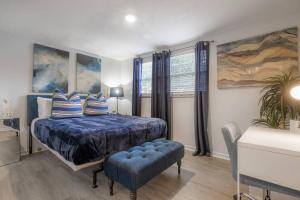 坦帕Seashells & Firepit in the Heart of the Heights Food & Brewery Scene的一间卧室配有一张带蓝色床单的床和一扇窗户。