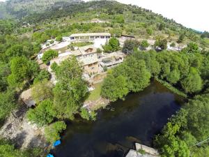 Aldeia Viçosa金塔多米奥旅馆的享有河边山丘上房屋的空中景致