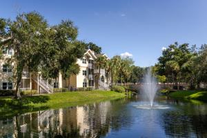 奥兰多Sheraton Vistana Resort Villas, Lake Buena Vista Orlando的一座大楼前的池塘,喷泉