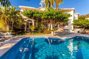 阿卡普尔科Preciosa Villa en Marina Las Brisas的房屋前有游泳池的房子