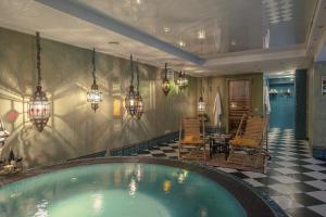 特拉凯圆桌俱乐部酒店的游泳池位于带桌椅的房间