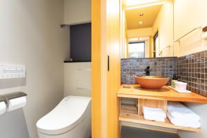京都Higashiyama Hills - Vacation STAY 41308v的一间带水槽和卫生间的小浴室