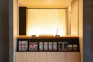 京都Higashiyama Hills - Vacation STAY 41308v的书架,书架上书,放在窗前
