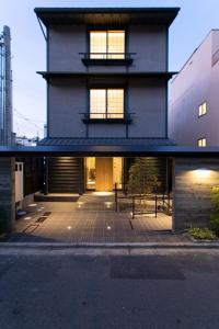 京都Higashiyama Hills - Vacation STAY 41308v的大型房屋,设有窗户