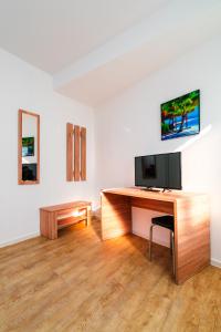 多特蒙德City Rooms Dortmund的一张桌子,上面有电视,放在房间里