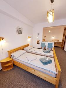 密古雷休治7 Levél Panzió, Ultra Central, Self Check-in, Self-Catering的一间卧室配有一张大床和两张蓝色椅子