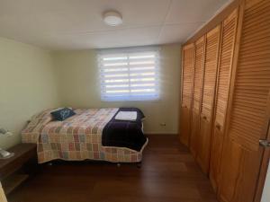 科伊艾科Tierra Verde的一间小卧室,配有床和窗户
