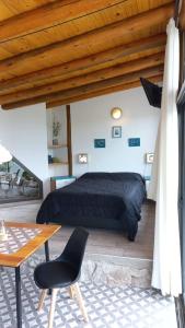 吉亚迪诺镇Cabaña La Emilia - Villa Giardino的一间卧室设有一张床和木制天花板