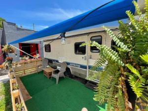 迈阿密Studio Black Castle RV的带帐篷和桌椅的走廊