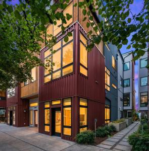 西雅图West Seattle's Modern Townhome的一座高大的红色建筑,有许多窗户