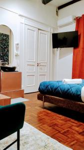 那不勒斯Plebiscito Suite Apartment的客厅配有蓝色的沙发和电视