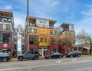 西雅图West Seattle's Modern Townhome的停在楼前的一组汽车