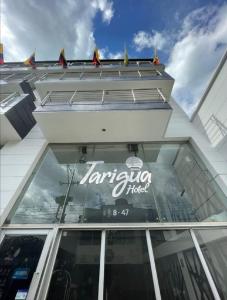 OcañaHotel Tarigua Ocaña的建筑物一侧的标志