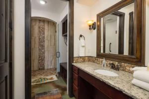 摩押Luxury Downtown Rental (Pet Friendly) - La Dolce Vita Villas #7的一间带水槽和镜子的浴室