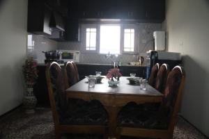 斯利那加Baba BabaBah的厨房配有桌椅