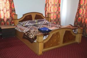 斯利那加Baba BabaBah的一间卧室,卧室内配有一张木床