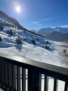 Villard-ReculasChalet d'architecte-Alpe d'Huez 9p- 4ch- 1bureau的天空中阳光下的白雪覆盖的山峰景色