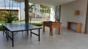 伊波茹卡Flat com vista para piscina principal的带台球桌的客房内的乒乓球桌