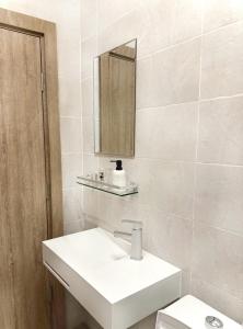 阿比让Appartement Palms Abidjan的白色的浴室设有水槽和镜子
