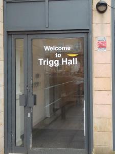 布雷得佛Trigg Hall的玻璃门上的一个大厅标志的欢迎