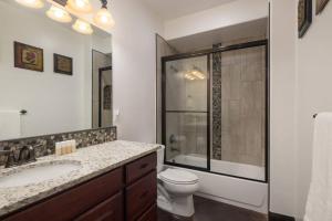 摩押Luxury Downtown Rental (Hot Tub/Pet Friendly) - La Dolce Vita Villas #8的浴室配有卫生间、盥洗盆和淋浴。