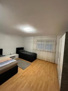 LottstettenDiti Apartment的一间设有床铺和沙发的房间