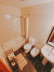 波尔图Porto Saudade的浴室配有白色卫生间和盥洗盆。