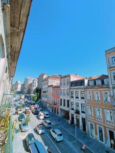 波尔图Porto Saudade的享有繁忙的城市街道的景色,设有停车位