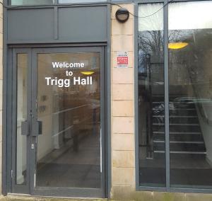 布雷得佛Trigg Hall的欢迎在建筑物门口修剪大厅标志