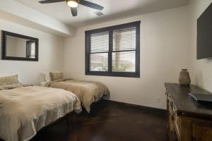摩押Luxury Downtown Rental (Hot Tub/Pet Friendly) - La Dolce Vita Villas #8的一间卧室设有两张床和窗户。