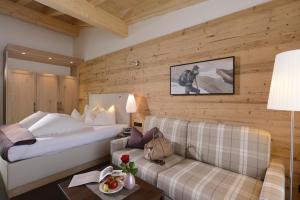 湖城Hotel Weisses Lamm的酒店客房,配有床和沙发